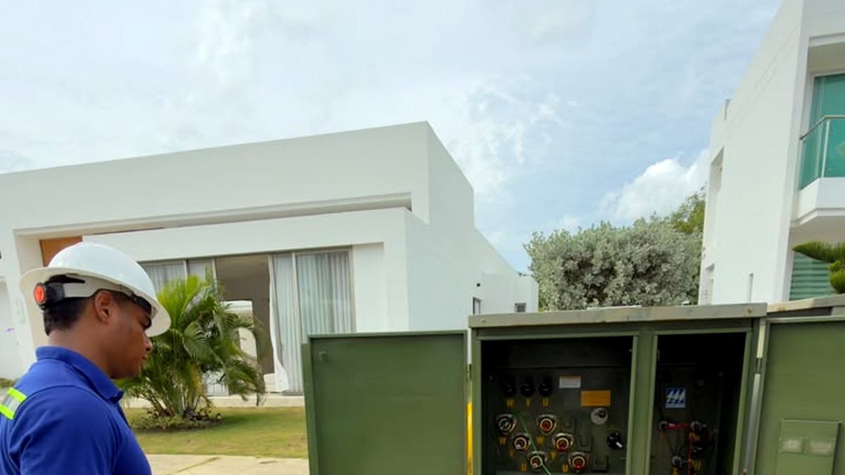 Técnico junto a transformador en zona residencial